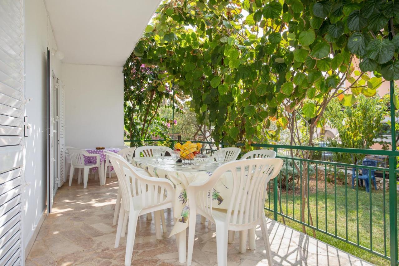 מרינה Seaside Holiday House Poljica, Trogir - 5161 מראה חיצוני תמונה